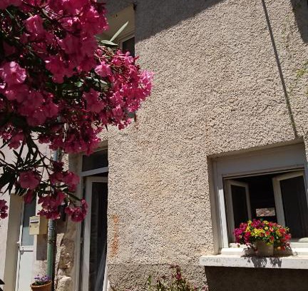 Apt House | Charmante Maison de village avec Jacuzzi