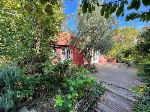 Vitry-sur-Seine Apartment | Charmante maison dans jardin, calme, 55m2- 2ch, métro, très proche Paris