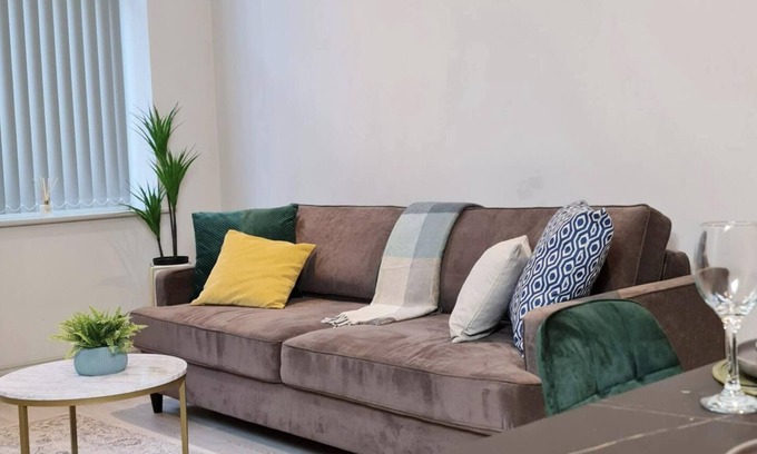 Leeds Apartment | Charming 1-bed, Sleeps 2, Parking