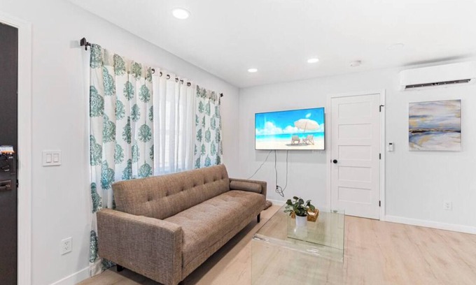 University Heights House | Charming 1-bedroom house in Hillcrest San Diego with AC, WiFi