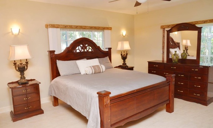 Lucea Villa | Charming 1-bedroom villa in Lucea with AC