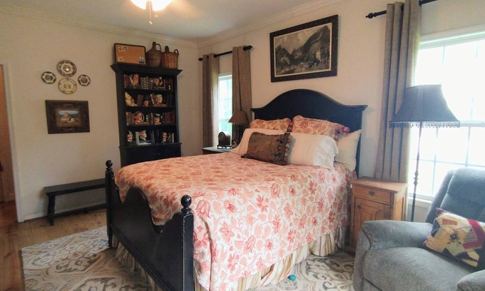 Ashville Apartment | Charming 1 BR Lake Access Apartment in delightful Ashville