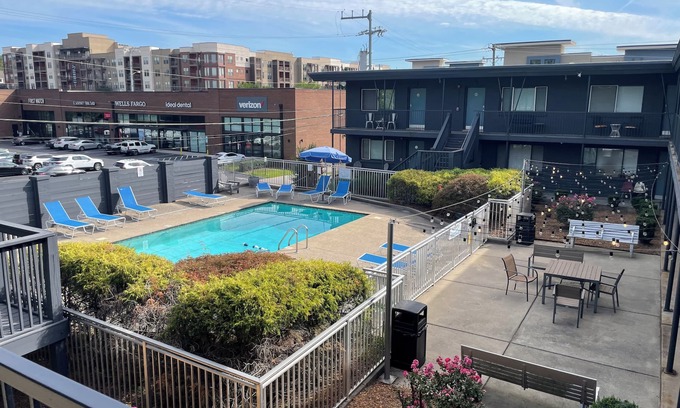 Woodland in Waverly Apartment | Charming 12 South Studio w Pool, Near Melrose, Downtown+Univ. 2 mi, Free Parking