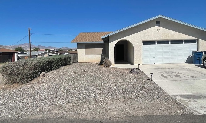 Bullhead City House | Charming 2-bedroom house in delightful Bullhead City with AC and garage parking.