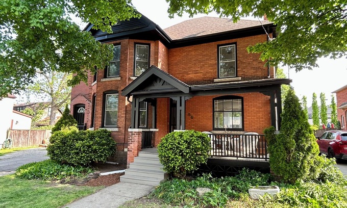 Dundas House | Charming 2-bedroom heritage house in the heart of village of Dundas in Hamilton