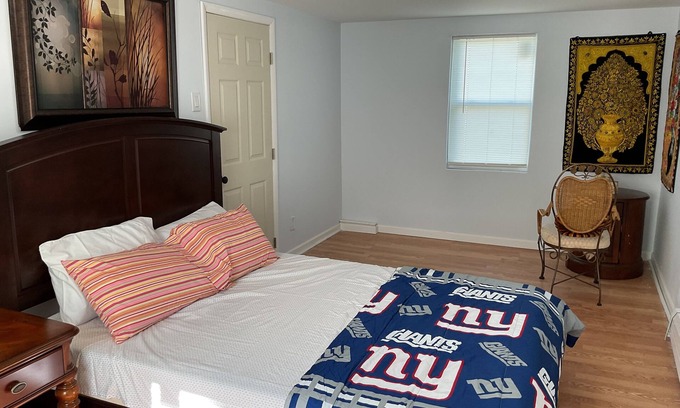 Holbrook House | Charming 2-bedroom house in delightful Holbrook with AC