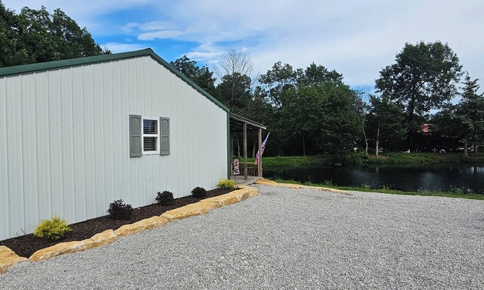 Monroe City Cabin | Charming 2-bedroom cabin near Jellystone Park, Spaulding boat ramp and more!