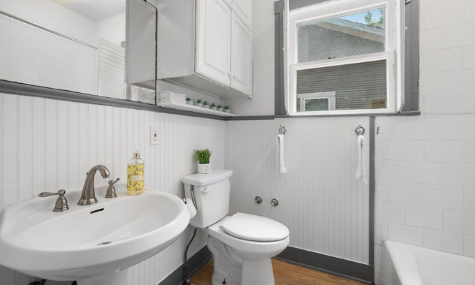 Highland Park House | Charming 2-bedroom house in fabulous San Antonio with AC