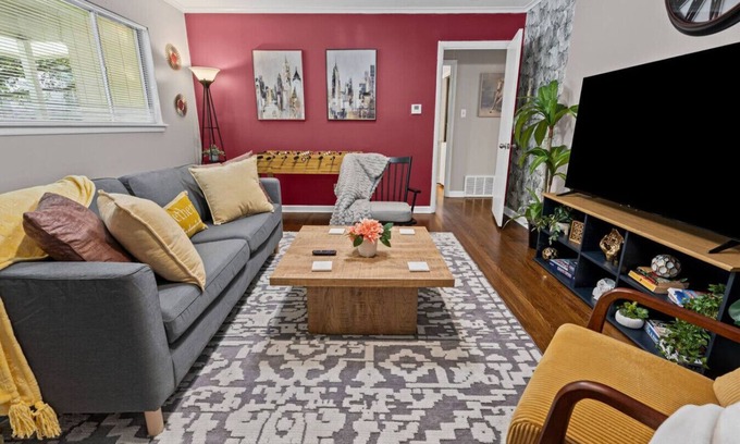 Fort Worth House | Charming 2BD: TCU Walkable, Blissful & Joyful !