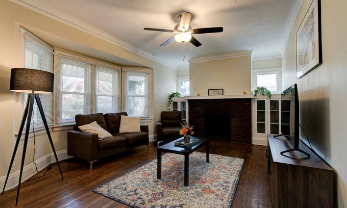 Cleveland Apartment | Charming 2BR 1 bath in the heart of CLE Heights