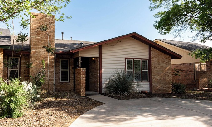 Lubbock House | Charming 3-Bed Furnished Home w/Backyard, Washer/Dryer & Formal Dining