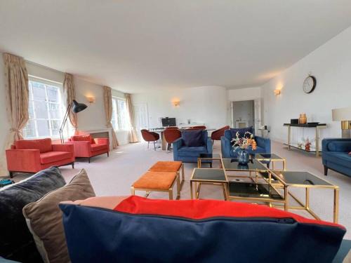 Chelsea Harbour Apartment | Charming 3 Bed Luxury Flat in Central London