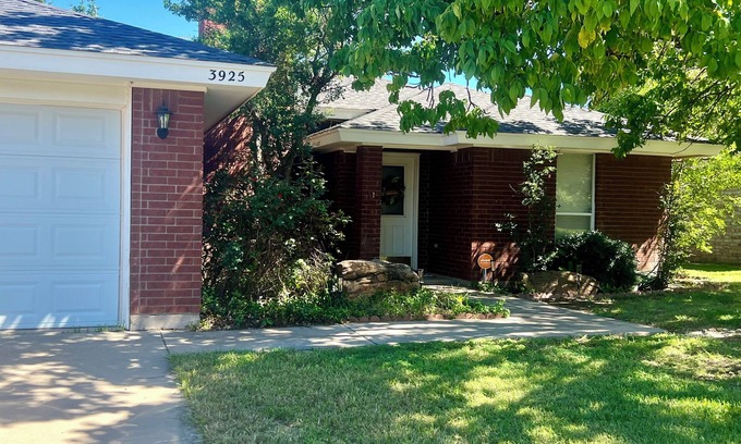 Abilene House | Charming 3-bedroom house with WiFi and AC in lovely Abilene