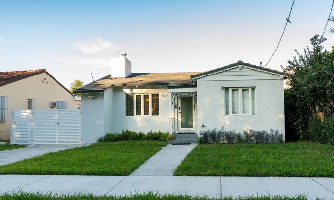 Overtown House | Charming 3-bedroom house in Miami with AC, WiFi, Living room, Patio Dinning Area
