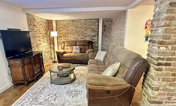 East Carrollton House | Charming 3-bedroom house with WiFi and AC in enchanting New Orleans