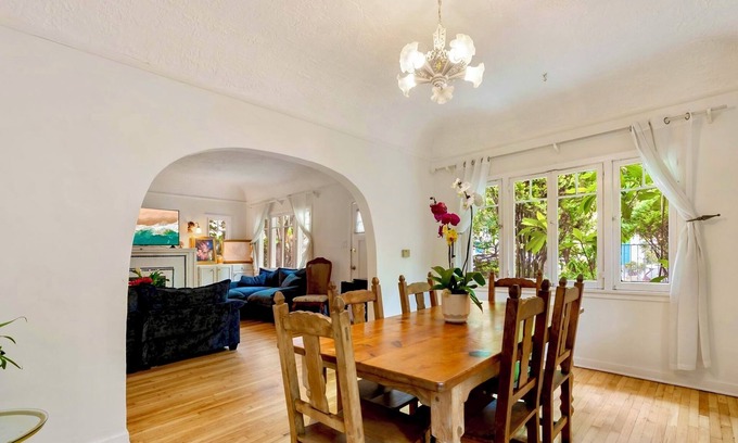 Ocean Park House | Charming 4+2 House in Heart of Santa Monica, walk 2 Beach, Main St, Venice &More
