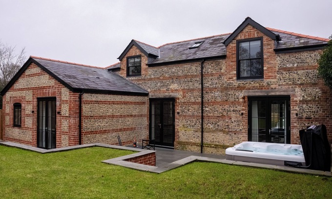 Pimperne Villa | Charming 4-bedroom villa in enchanting Pimperne with WiFi