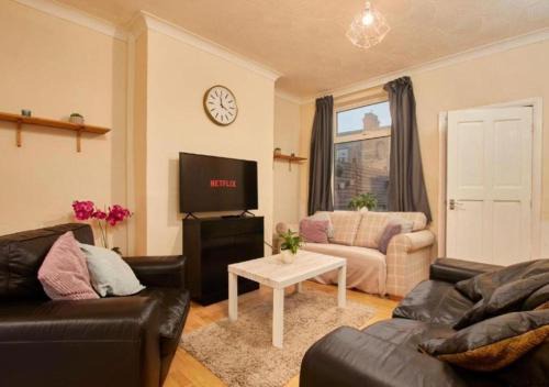 Goole Apartment | Charming 4 BR Kingston House with Free Street Parking