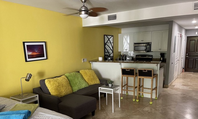 The Bight Apartment | Charming and newly refreshed Studio, In The Heart Of Paradise,