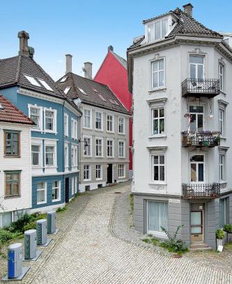 Al Municipality Apartment | Charming Apartment, Walk to Everything in Bergen