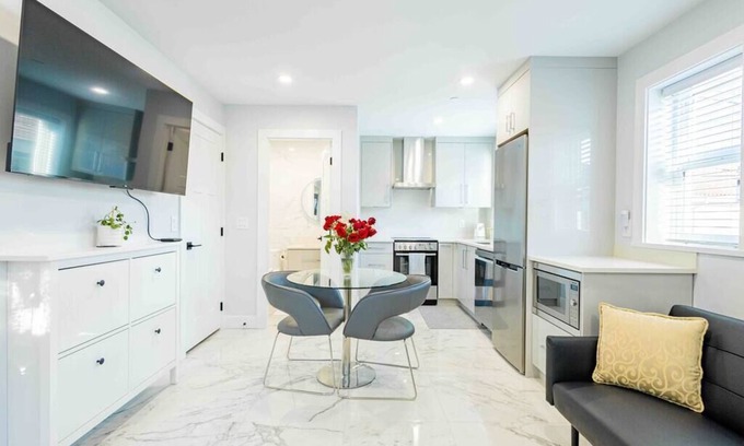 Sunset House | Charming & Brand-New near Restaurants & Transport