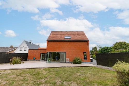 Lichtervelde House | Charming Chic Stay with Garden Views & Parking