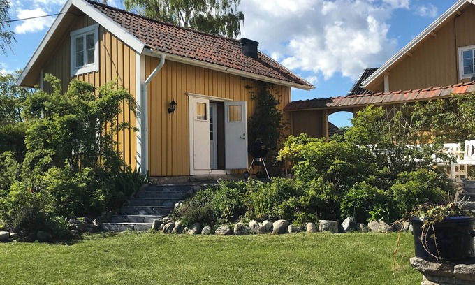 Holo Cabin | Charming cottage on horse farm with lake and sauna