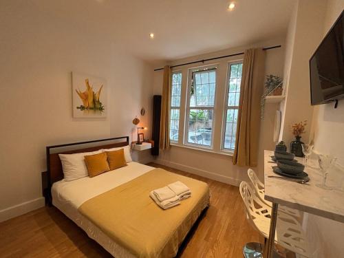 West Kensington Apartment | Charming Cozy Studio Apartment