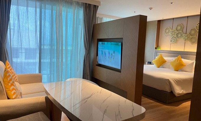 Rawai Apartment | Charming deluxe room in 5-star hotel in Nai Harn with gym and kids water park