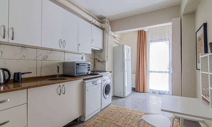 Gayrettepe Apartment | Charming Flat with Backyard Close to Zorlu Center