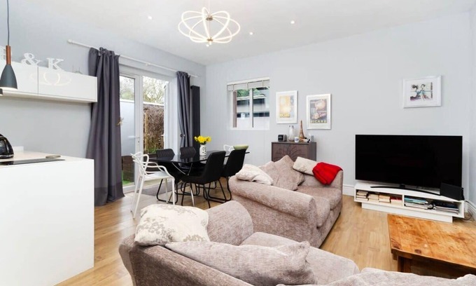 St. Margarets and North Twickenham Apartment | Charming Ground Floor 1 Bedroom Flat in Twickenham