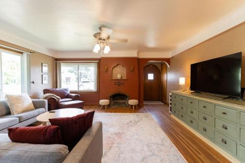 Northtown House | Charming Historic 4 bed -Nearby Eats, Brewery, Shops, Park