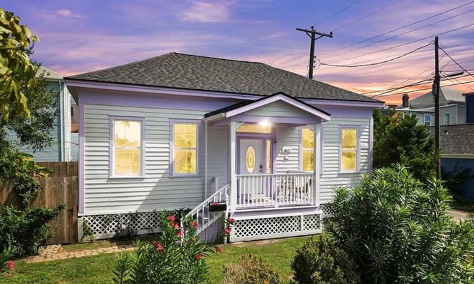 Galveston Cottage | Charming historic Galveston home, close to the Strand district and the beach!