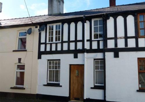 Brecon House | Charming newly renovated 3 bed cottage in Brecon town with private garden & pets welcome