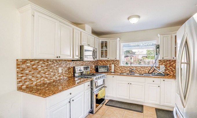 Oakland House | Charming Oakland Home w/Fireplace & Deck!