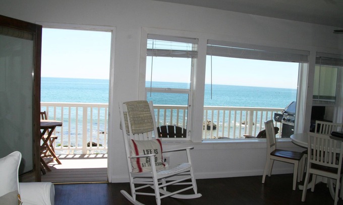 Eastern Malibu Apartment | Charming Oceanfront Get-Away on Sandy Carbon Beach - Stingray