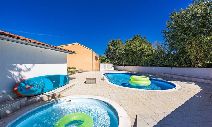 Liznjan Apartment | Charming Pool Apartment Liznjan - Buneta