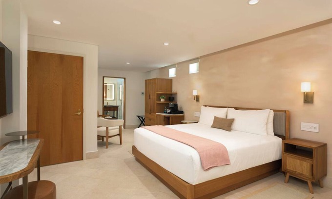 San Francisco House | Charming Room w/Rooftop Pool Access—Perfect for Adult-Only Tranquility