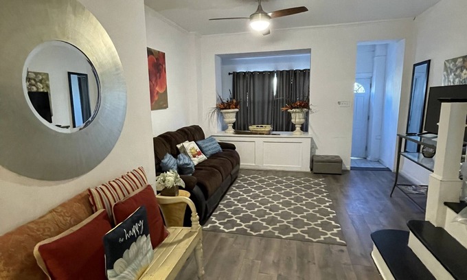South Philadelphia West House | Charming RowHouse with WiFi and backyard