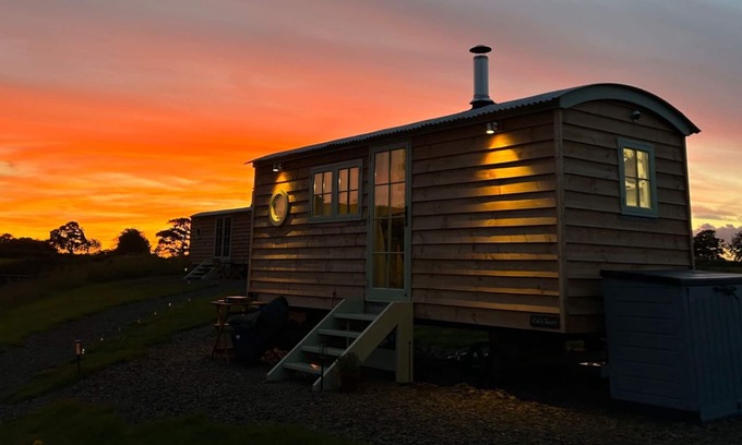 Chittlehampton Cabin | Charming shepherds hut with hottub