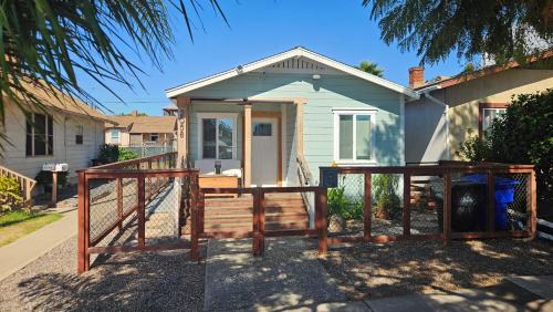 Logan Heights House | Charming Spacious San Diego Residence 3 Bedroom 2 Bath Gated Parking Families,Conventions,Petco Park,Downtown,Beaches,Zoo,Balboa Park