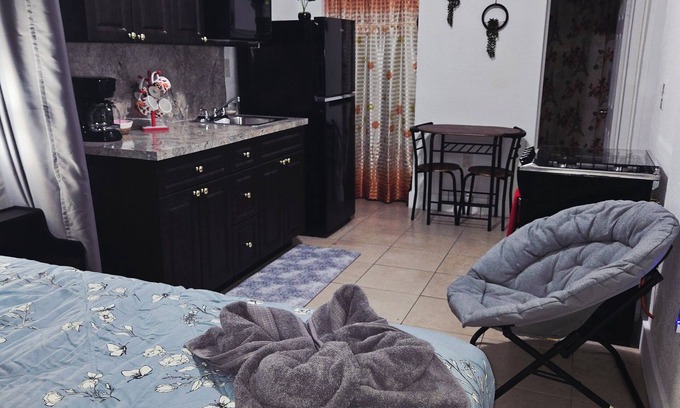 Hialeah Apartment | Charming studio ,no extra fees ,minutes from the airport.