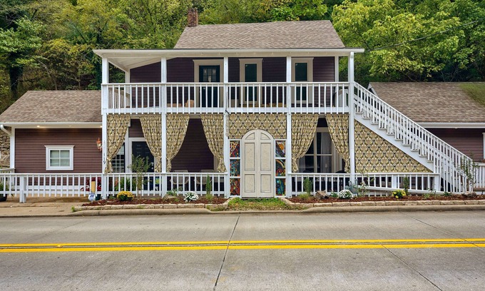 Eureka Springs Historic District Cottage | Chateau Cottage - Penthouse