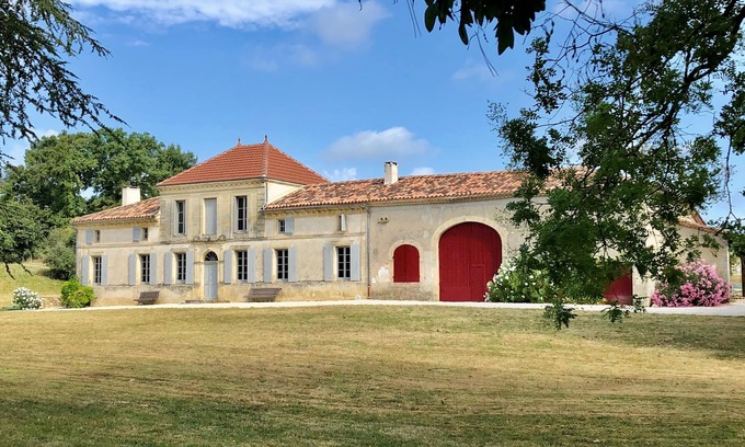 Saint-Pierre-de-Bat House | Château Petit Luc, beautifully renovated family wine estate with swimming pool