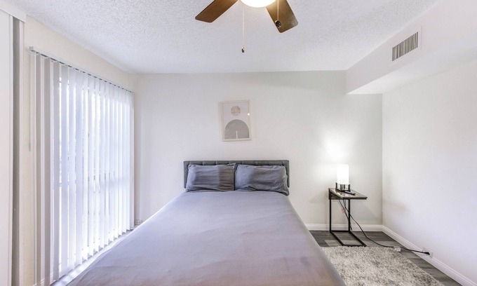 Woodlake - Briar Meadow Apartment | Check-in Ready Modern Apt Free Parking & Free Wi-Fi Near Galleria