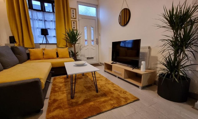 Stoke-on-Trent House | Cheerful 2 Bedroom home in Stoke on Trent