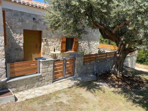 Ermionida House | Cheerful 3 bedroom cottage with indoor fireplace