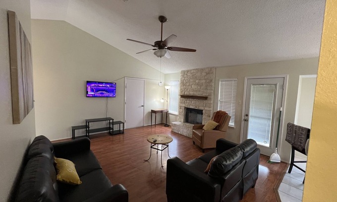 Buckingham Estates House | Cheerful 3 Bedroom Home w/Parking in Central South Austin Pet Stays for Free !