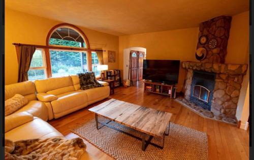 Trinidad House | Cheerful 3 bedroom home nestled in the redwoods