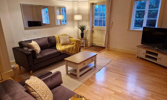The King's Mile Apartment | Cheerful 3 bedroom split -level apartment